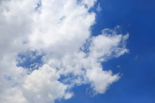 Awan Bengkak Pada Latar Belakang Langit Biru — Stok Foto