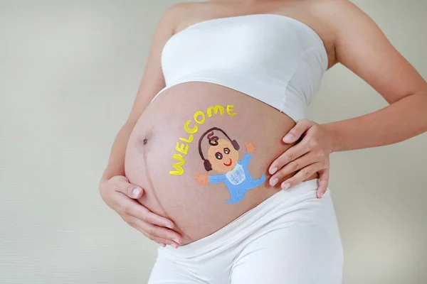 Μεγάλη Κοιλιά Της Εγκύου Γυναίκα Ζωγραφισμένο Χαρούμενο Μωρό Και Ακουστικά — Φωτογραφία Αρχείου