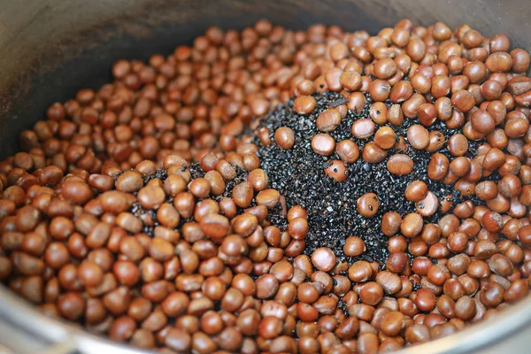 Castañas Asadas Una Sartén —  Fotos de Stock