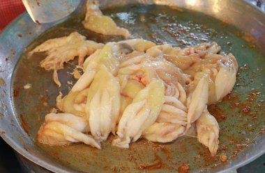 Tavada kızarmış kalamar yumurta, Tayland Sokak gıda pazarı.