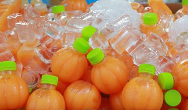 Buz ile soğutulmuş şişelerde Soğuk Portakal suyu.