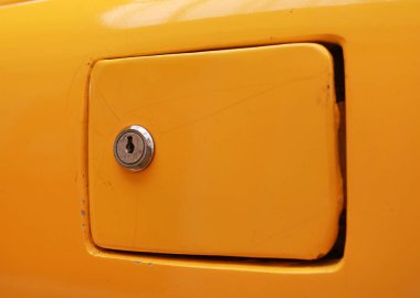 Yakın çekim araba benzin dolgu kapağı.