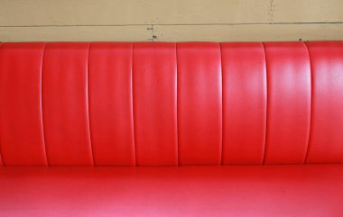 Vintage tarzı kırmızı deri kanepe. Ayrıntılar yakından.