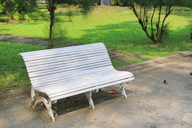 Kamu parkında beyaz sandalyeler.