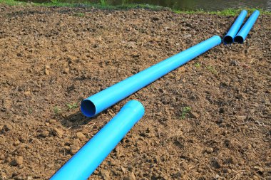 Pvc su borusu kuru toprakta bağlantı bekliyor.