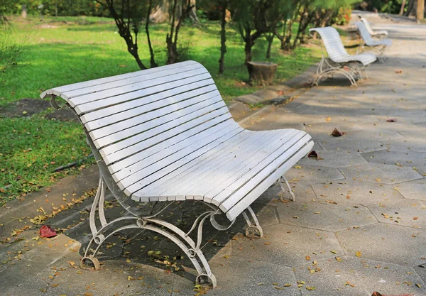 Chaises Blanches Dans Parc Public — Photo