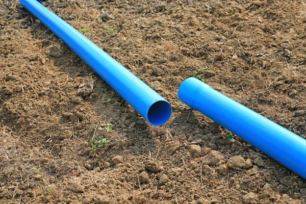 Pvc Wasserleitung Wartet Auf Verbindungen Auf Trockenem Boden — Stockfoto