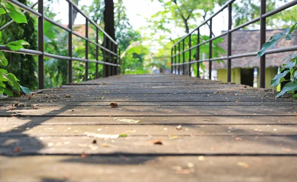 Antiguo Puente Madera Con Riel Metálico Parque Público — Foto de Stock