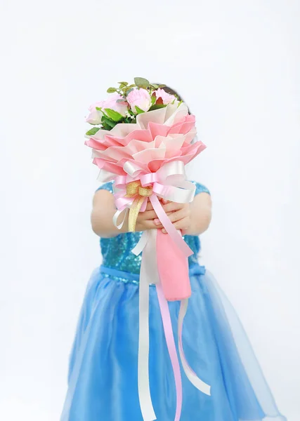 Retrato Uma Menina Bonito Com Buquê Rosas Isoladas Fundo Branco — Fotografia de Stock