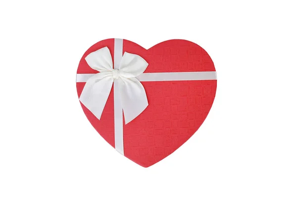 白い背景に隔離されたバレンタインのお祝いのための赤いハートギフトボックス — ストック写真