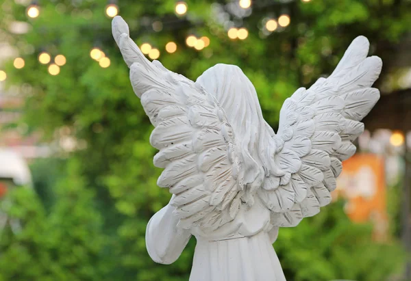 Sculptuur Van Een Engel Tuin Achteraanzicht — Stockfoto