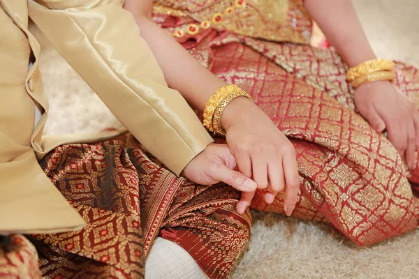 Тайська Весільна Церемонія Наречена Рука Руку Нареченого — стокове фото