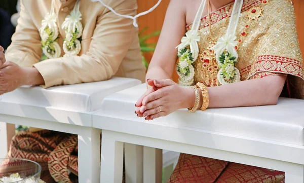 Cerimônia Casamento Tailandesa Noiva Noivo Mãos — Fotografia de Stock