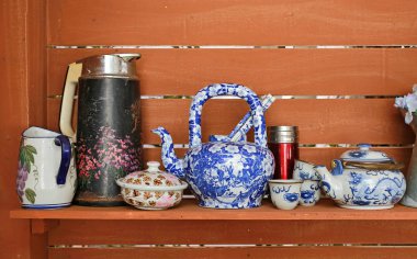 Eski Çin Porselen çaydanlık ve çay fincanı.
