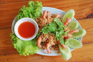 Sarımsaklı kızarmış karides biber sosu ile servis.