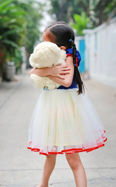 可爱的亚洲小女孩穿着幻想装 拿着泰迪熊独自站在小巷 — 图库照片