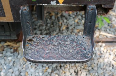 Eski trenin closeup adım yukarı ve aşağı.