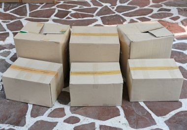 Oluklu mukavva kutu yığını.