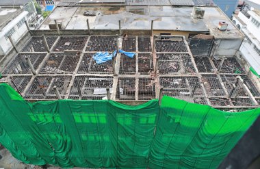 Yukarıdan yıkılan bina yıkıldı.