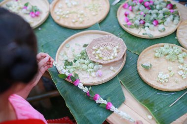 Tayland'da özel gün için kullanılan çiçek el yapımı çelenk yapıyor Kadın eller.