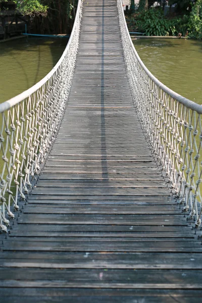 Aventura Cuerda Madera Puente Colgante — Foto de Stock