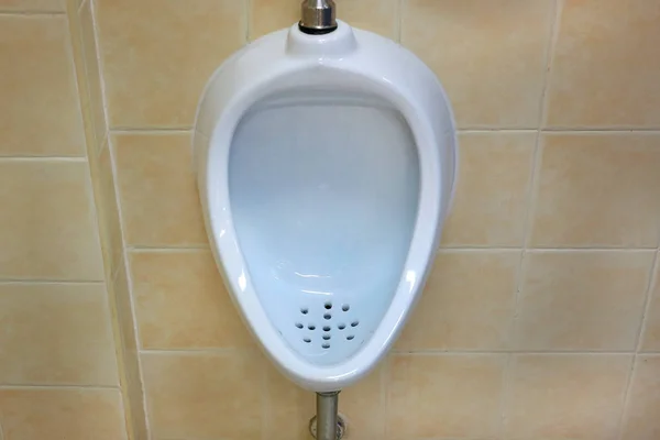 公衆トイレで白磁小便器 — ストック写真