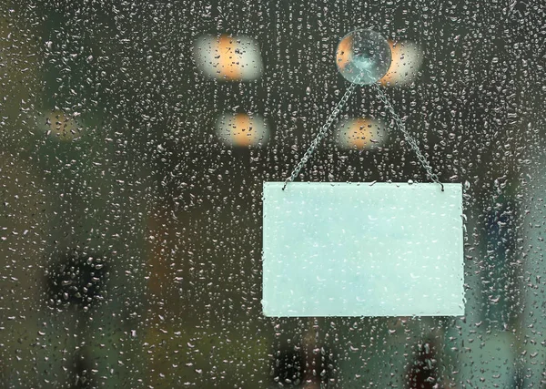 Kropla Deszczu Pustym Pokładzie Znak Wiszące Szklane Drzwi — Zdjęcie stockowe