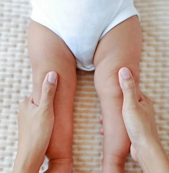 Mutter Macht Massage Für Säugling — Stockfoto