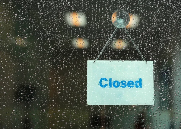 コピースペース付きのガラスドアに掛かっている 閉じた 看板で雨滴 — ストック写真