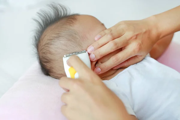 Closeup Aziatische Baby Baby Jongen Krijgen Een Kapsel — Stockfoto