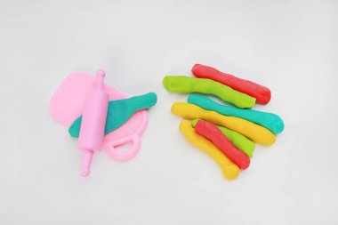 Renkli hamur ve çocuk oyun için beyaz arka plan üzerinde oklava Eq ve Iq geliştirmek için.