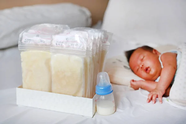 Бутылка Материнского Грудного Молока Хранение Грудного Молока — стоковое фото