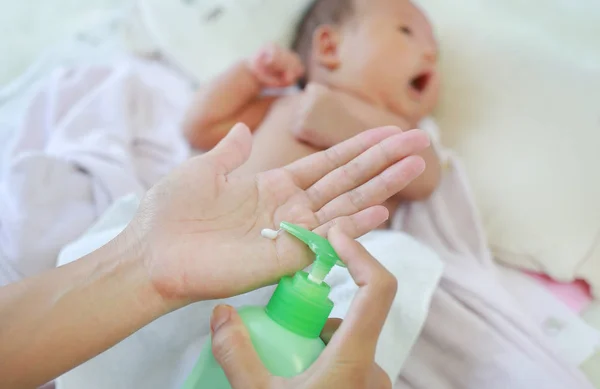 Madre Está Aplicando Una Crema Loción Cuerpo Del Bebé Después — Foto de Stock