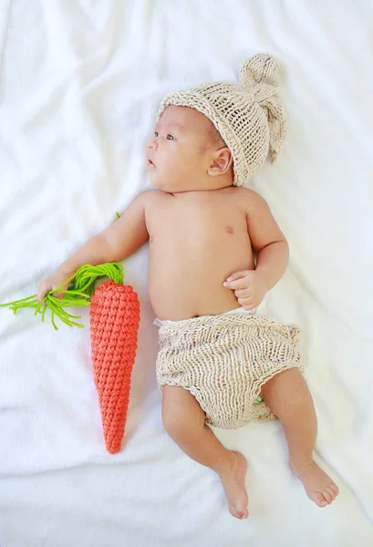 Retrato Bebé Niño Acostado Sobre Fondo Blanco Decorar Con Zanahoria — Foto de Stock