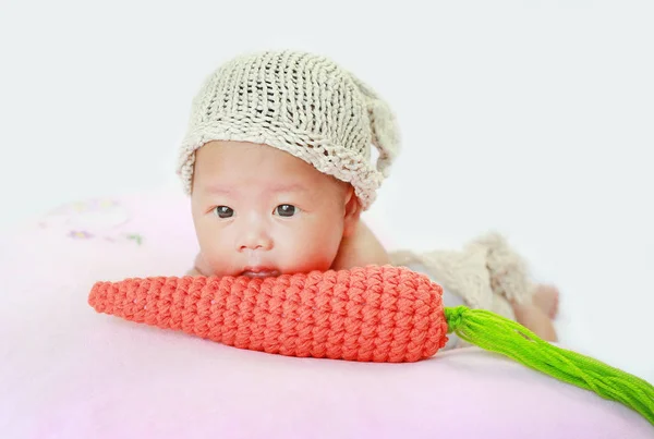 Портрет Младенца Белом Фоне Лежа Розовой Подушке Украшают Морковным Вязанием — стоковое фото