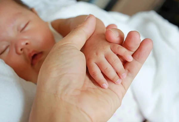 Vater Hält Baby Hand Konzept Von Liebe Und Familie — Stockfoto
