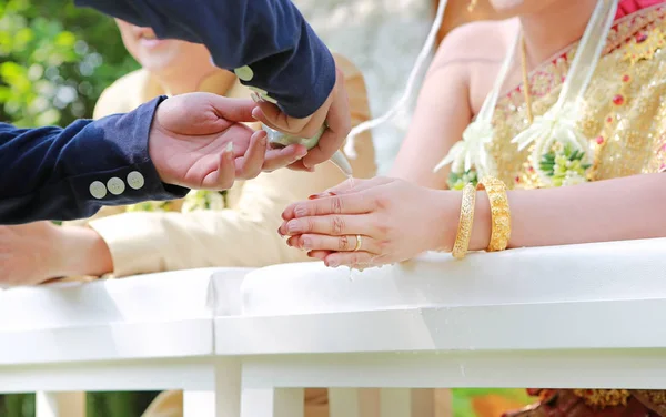 Руки Розливу Води Благословення Смугах Нареченої Тайська Весілля — стокове фото