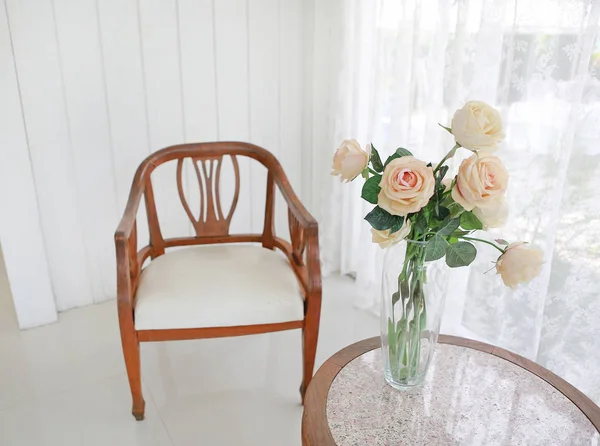Belles Roses Fleurs Vase Sur Table Contre Rideau Transparent — Photo