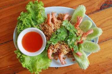 Sarımsaklı kızarmış karides biber sosu ile servis edilir. Üstte görüntü.