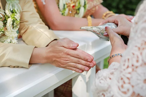 Hände Gießen Segenswasser Die Hände Des Bräutigams Thailändische Hochzeit — Stockfoto