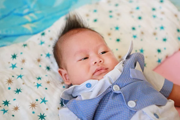 Retrato Del Bebé Recién Nacido Traje Acostado Cama —  Fotos de Stock