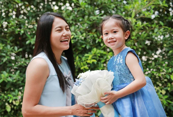 Asian Dziecko Dziewczyna Dający Bukiet Kwiaty Dla Jej Matka Ogród — Zdjęcie stockowe