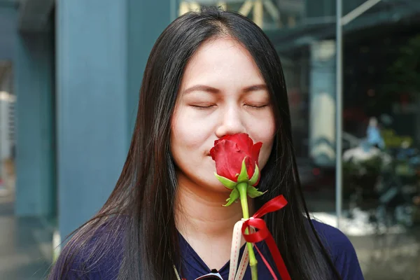 Jovem Mulher Asiática Beijando Uma Rosa Flor — Fotografia de Stock