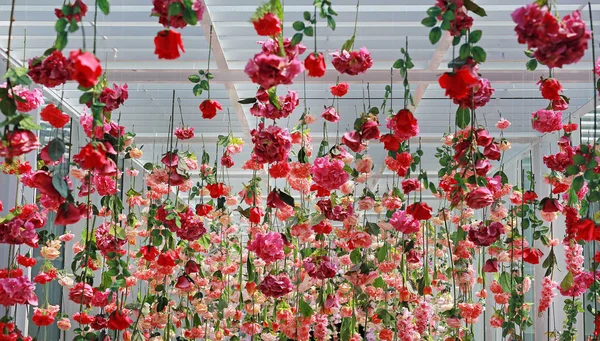 Γαμήλια Τελετή Διακόσμηση Πολλά Τεχνητά Λουλούδια Κρέμονται Από Την Οροφή — Φωτογραφία Αρχείου