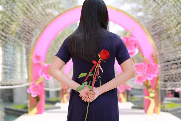 Retrato Uma Mulher Asiática Esconder Rosas Vermelhas Nas Costas Vista — Fotografia de Stock