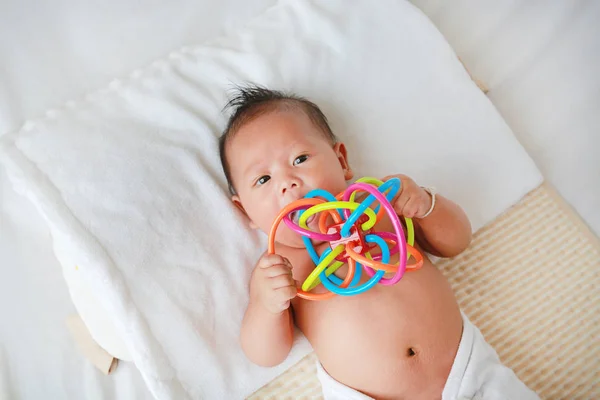 Close Baby Jongetje Liggend Het Bed Met Het Spelen Van — Stockfoto