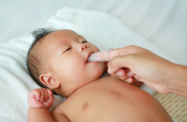 Close Madre Mano Limpia Lengua Infantil Goma Mascar Con Cepillo —  Fotos de Stock