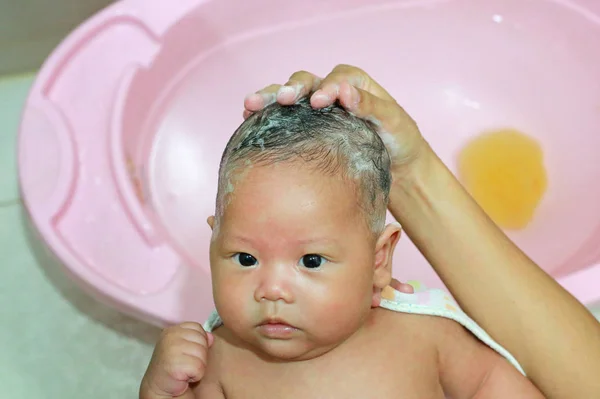 Yeni Doğan Bebek Anne Tarafından Bir Banyo Sahip — Stok fotoğraf