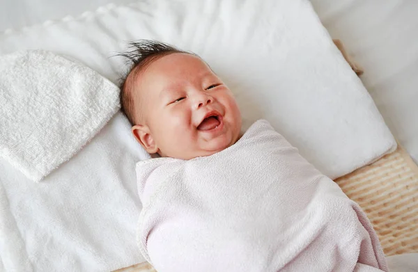 Portret Van Pasgeboren Baby Jongen Een Deken Liggend Het Bed — Stockfoto