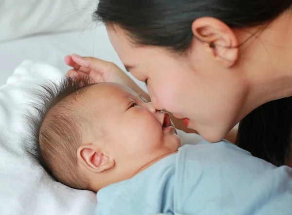 Cerca Madre Besando Bebé Niño Acostado Cama —  Fotos de Stock